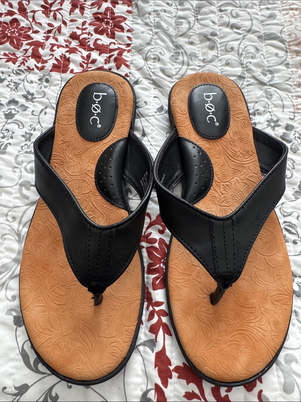 NWOT b.o.c. Black Thong Sandals with Tan Footbed